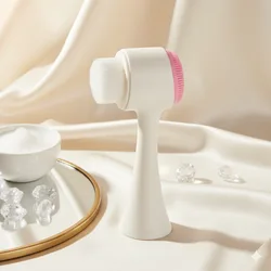  
מברשת ניקוי דו־צדדית לפנים – ניקוי עמוק ועדין במוצר אחד
 
 